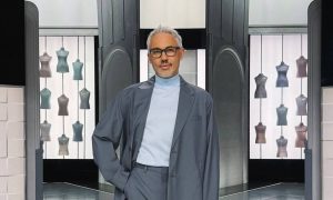 Трещины в стенах и люксовые вещи: Александр Рогов показал свою необычную квартиру-«колбасу»