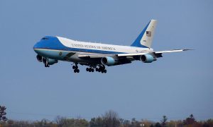 Под угрозой борт №1 США, Рубио и Хегсет: неизвестные БПЛА появились над авиабазой под Вашингтоном