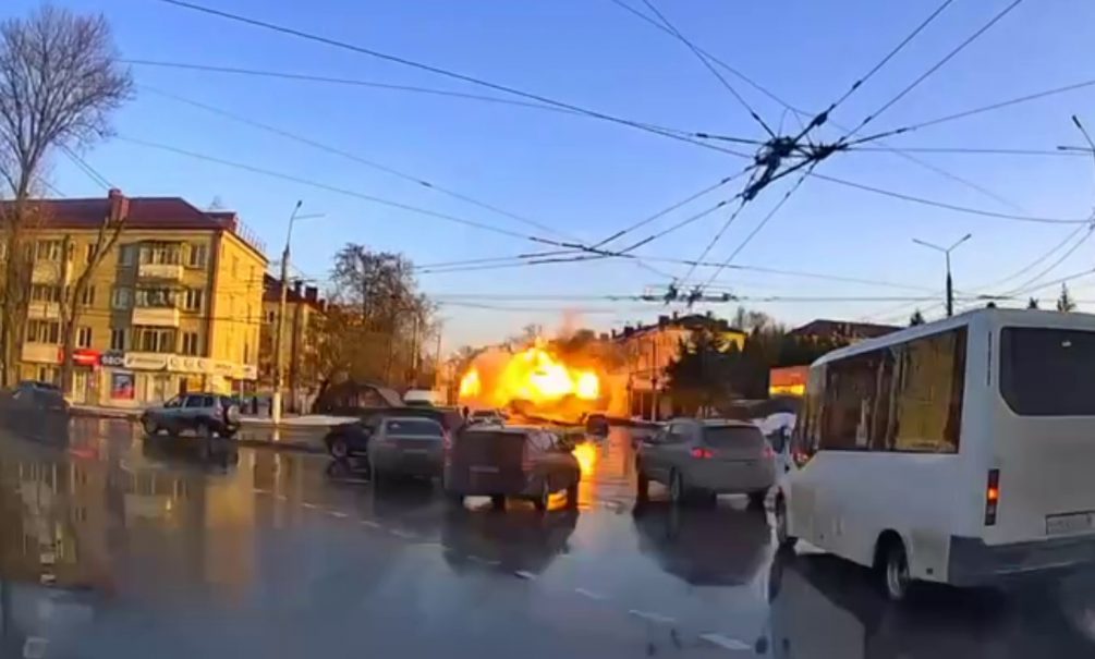 Эвакуировать промышленность и отказать Европе в продажах газа: политолог предложил сценарии реагирования РФ на удар по Брянску