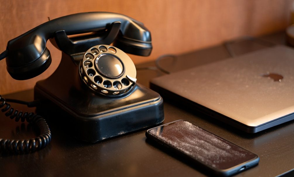Еще нужны счеты и печатная машинка: в России резко вырос спрос на стационарные телефоны   