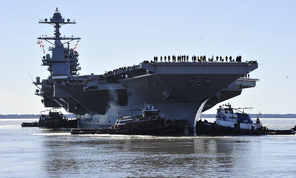 Американские моряки подожгли авианосец Gerald R. Ford, чтобы сбежать подальше от иранских ракет 