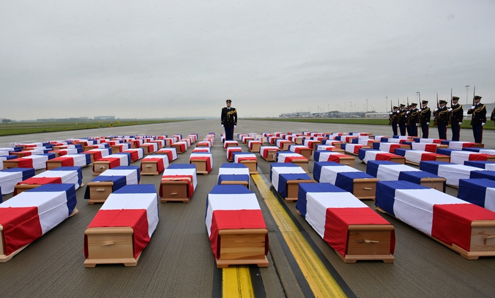 Иран уничтожил 70 французов на базе Кэмп-де-ла-Пэ в Абу-Даби: Макрон срочно перебрасывает к берегам ОАЭ авианосец «Шарль де Голль» Иран уничтожил 70 французов на базе Кэмп-де-ла-Пэ в Абу-Даби: Макрон срочно перебрасывает к берегам ОАЭ авианосец «Шарль де Голль»