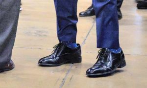 «Дональд не абьюзер, он просто заботливый»: Рубио приходится носить туфли на три размера больше, потому что их выбрал для него Трамп