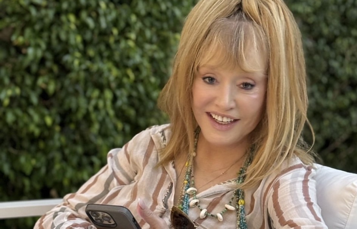 Алла Пугачева не выходит на прогулку без трости: исхудавшую певицу заметили на Кипре 