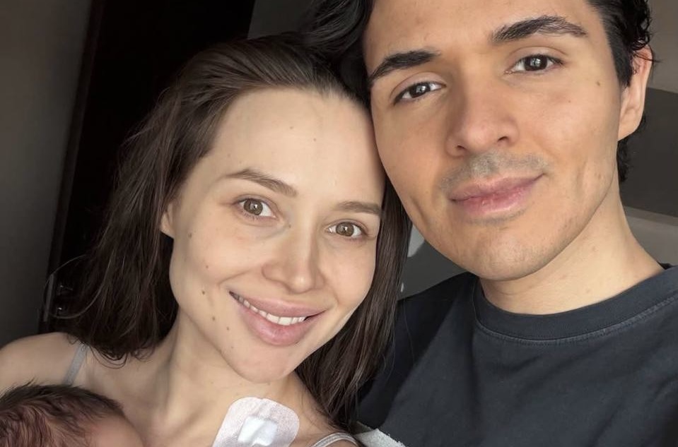 Улыбается сквозь боль: Лерчек покинула больницу после операции на позвоночнике ради дня рождения сына - фото