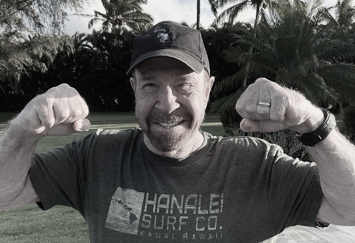 Скончался после экстренной госпитализации на Гавайях легендарный актер Чак Норриса: последнее видео