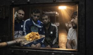 Еда с «лопаты» в клетку: в Совете по правам человека раскрыли «суперсуровые» условия для террористов «Крокуса»