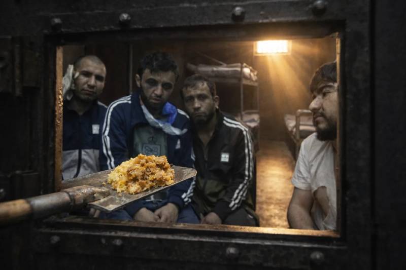 Еда с «лопаты» в клетку: в Совете по правам человека раскрыли «суперсуровые» условия для террористов «Крокуса» Еда с «лопаты» в клетку: в Совете по правам человека раскрыли «суперсуровые» условия для террористов «Крокуса»