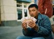«Мы не бедные, мы нищие…»: названы самые высокие зарплаты мигрантов — россияне жалуются на бедность