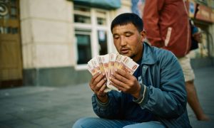 «Мы не бедные, мы нищие…»: названы самые высокие зарплаты мигрантов — россияне жалуются на бедность