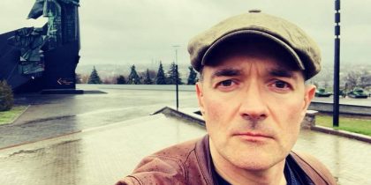 Мать сбежала от камер, а родители юной жены бросили трубку: как отреагировали на новость о браке с 21-летней родители Егора Бероева