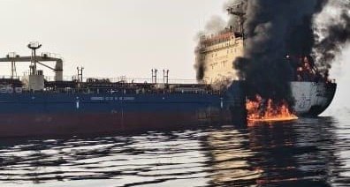 Иран не шутил: в Ормузском проливе тонут танкеры после ракетных ударов Иран не шутил: в Ормузском проливе тонут танкеры после ракетных ударов