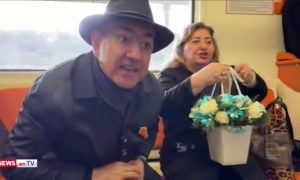 «Вы сами сбежали»: Пашинян поругался в метро с беженкой из Карабаха
