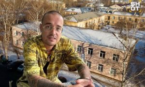 «Держали на цепи, пытали и заставляли приседать на морозе»: минимум десять пациентов умерли в рехабе, который рекламировал Гуф