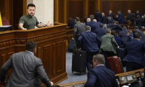 Грызня в Киеве, Зеленский в неадеквате: большинство депутатов Верховной рады после угроз отправки на фронт бегут из Украины
