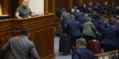 Грызня в Киеве, Зеленский в неадеквате: большинство депутатов Верховной рады после угроз отправки на фронт бегут из Украины