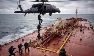 «Китайским судам можно, остальным – нет»: США перехватили 8 танкеров, пытавшихся пройти через блокаду Ормузского пролива