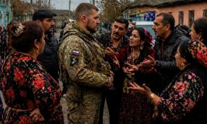 Цыгане напали на бойца СВО: после этого жители города вышли на народный сход