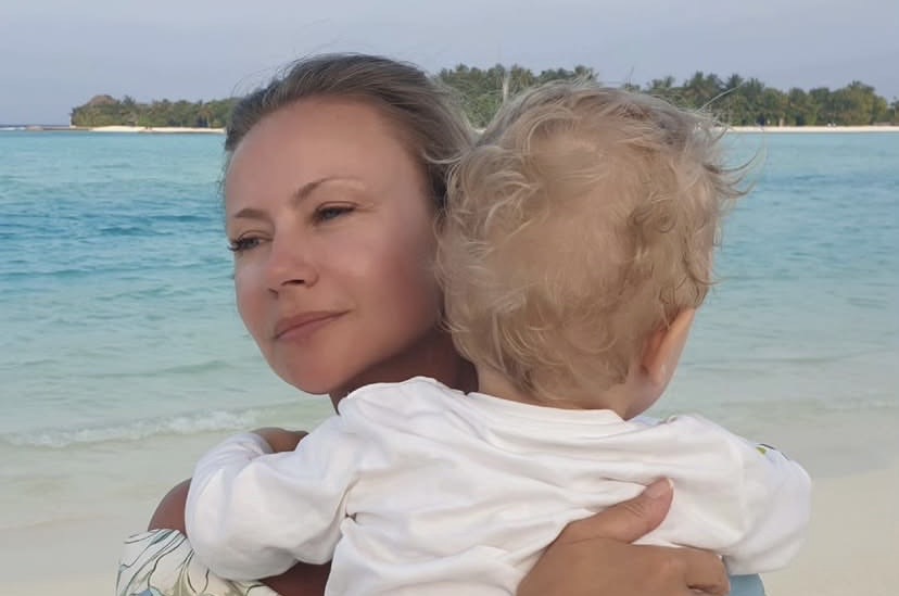 Мария Миронова развелась с мужем, который на 18 лет моложе неё, и судится с ним за опеку над сыном: «Ребёнка не отдам!»