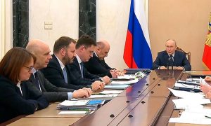 Даже голову не подняли: Путин потребовал от чиновников объяснить, почему экономика «отстала» от прогнозов ЦБ и правительства