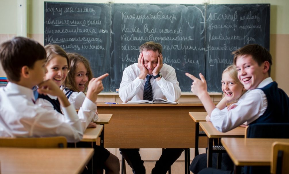 «Массовое унижение учителей»: в Минпросвещения призвали удалять ролики, оскорбляющие педагогов 