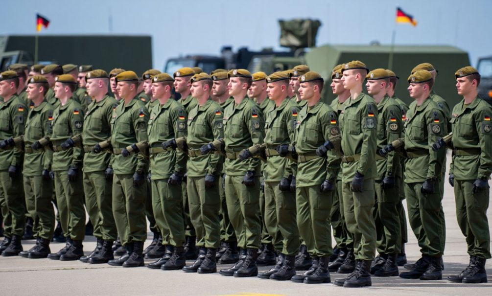 Германия готовится к войне: немецким мужчинам запретили покидать страну без разрешения армии 