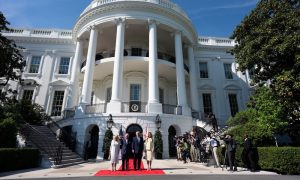 «Без Путина никак»: чтец по губам расшифровал разговор Трампа с Карлом III на лужайке перед Белым домом