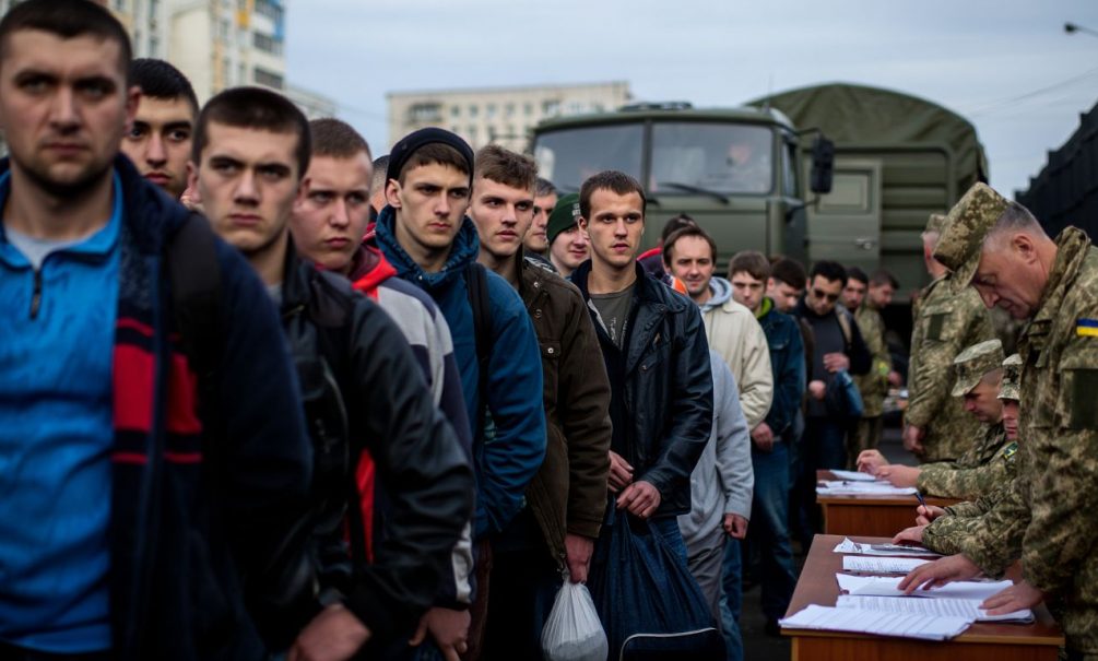 Закручивают гайки: на Украине могут запретить выезд из страны молодежи 18&ndash;22 лет