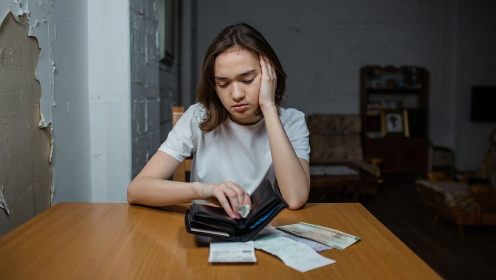 «Нет денег»: россияне массово урезают расходы — от ремонта до техники и поездок