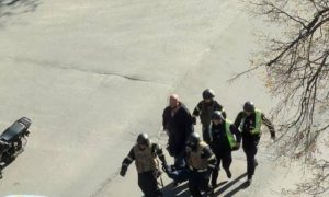 Бойня в Киеве: неизвестный в упор расстрелял киевлян и взял заложников