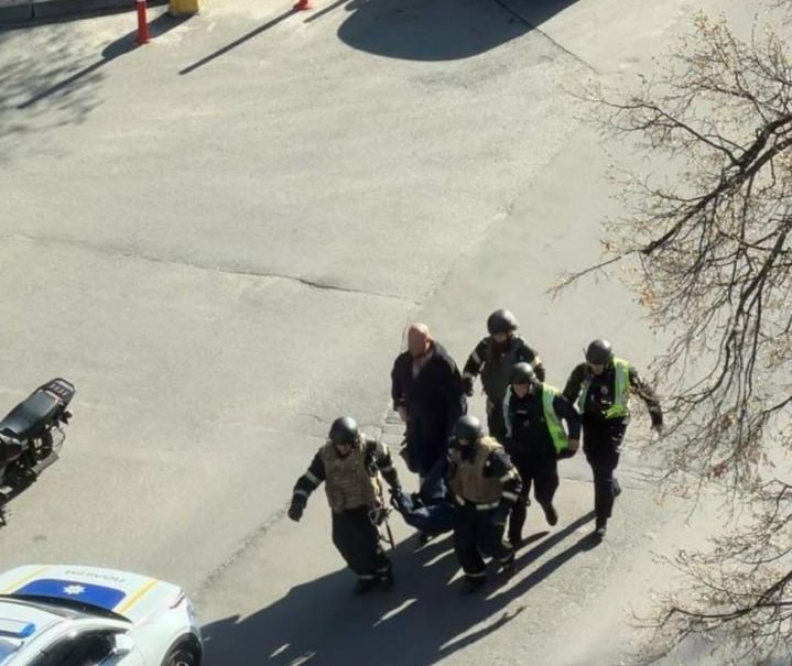 Бойня в Киеве: неизвестный в упор расстрелял киевлян и взял заложников 