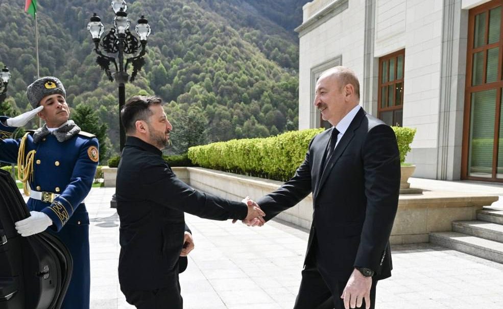 &laquo;Маски сняты&raquo;: Алиев радостно встретил &laquo;дорогого брата&raquo; Зеленского в Азербайджане