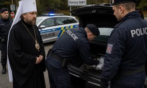 Скандал в Карловых Варах: в машине митрополита РПЦ нашли пакетики с «белым порошком»