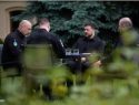 "Путин, а я не в домике": Зеленский решил подразнить российскую власть и устроил совещание на открытой лужайке