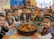 Нескончаемые праздники плова и дыни: на радость мигрантам в детсадах и школах России детей переодевают в таджиков