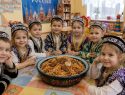 Нескончаемые праздники плова и дыни: на радость мигрантам в детсадах и школах России детей переодевают в таджиков