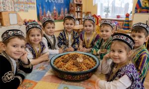 Нескончаемые праздники плова и дыни: на радость мигрантам в детсадах и школах России детей переодевают в таджиков