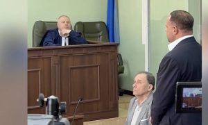 «И чего они к ней припхались?»: адвокат Ермака объяснил его переписку с гадалкой желанием «иногда пообщаться с женщиной»