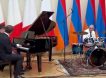 А Зеля где был? В Ереване Макрон пел, Пашинян 