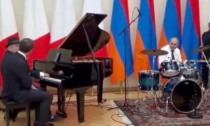 А Зеля где был? В Ереване Макрон пел, Пашинян 