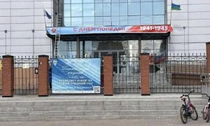 Каждый год одно и то же: в ХМАО на школе появился баннер ко Дню Победы с ужасной ошибкой