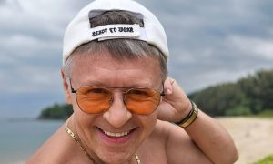 Бросил жену и закрутил роман с молодой актрисой: звезда «Уральских пельменей» Сергей Исаев показал новую возлюбленную