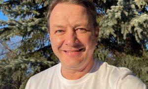 «Я ревную!»: Марат Башаров вспылил на шоу и довел молодую возлюбленную до слез