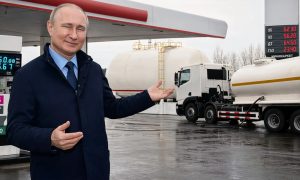 Бензина у нас полно: Путин заверил, что Россия справится со сложностями