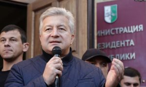 Герой-мошенник и защитник-провокатор: чем известен абхазский оппозиционер Леван Микаа
