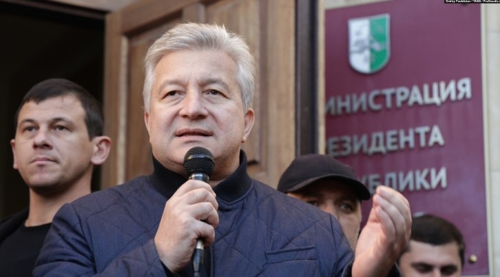 Герой-мошенник и защитник-провокатор: чем известен абхазский оппозиционер Леван Микаа Герой-мошенник и защитник-провокатор: чем известен абхазский оппозиционер Леван Микаа