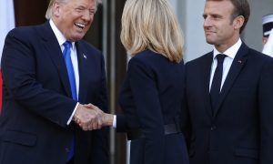 «Я все знаю»: Франция в шоке — Трамп одним жестом намекнул на пикантную тайну семьи Макронов