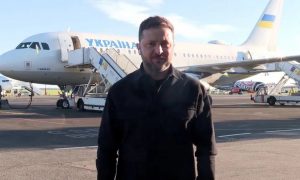 «А должен летать в преисподней у чертей»: Зеленский снова вынужден был воспользоваться аэропортом Молдавии вместо польского Жешува