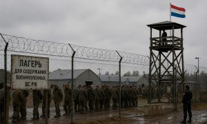Нидерланды тестируют лагерь для российских военнопленных: будут столовые, медпункт, двухярусные кровати и душ