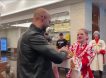 «Женоненавистника встретили караваем»: в Москву прилетел скандальный блогер Эндрю Тейт